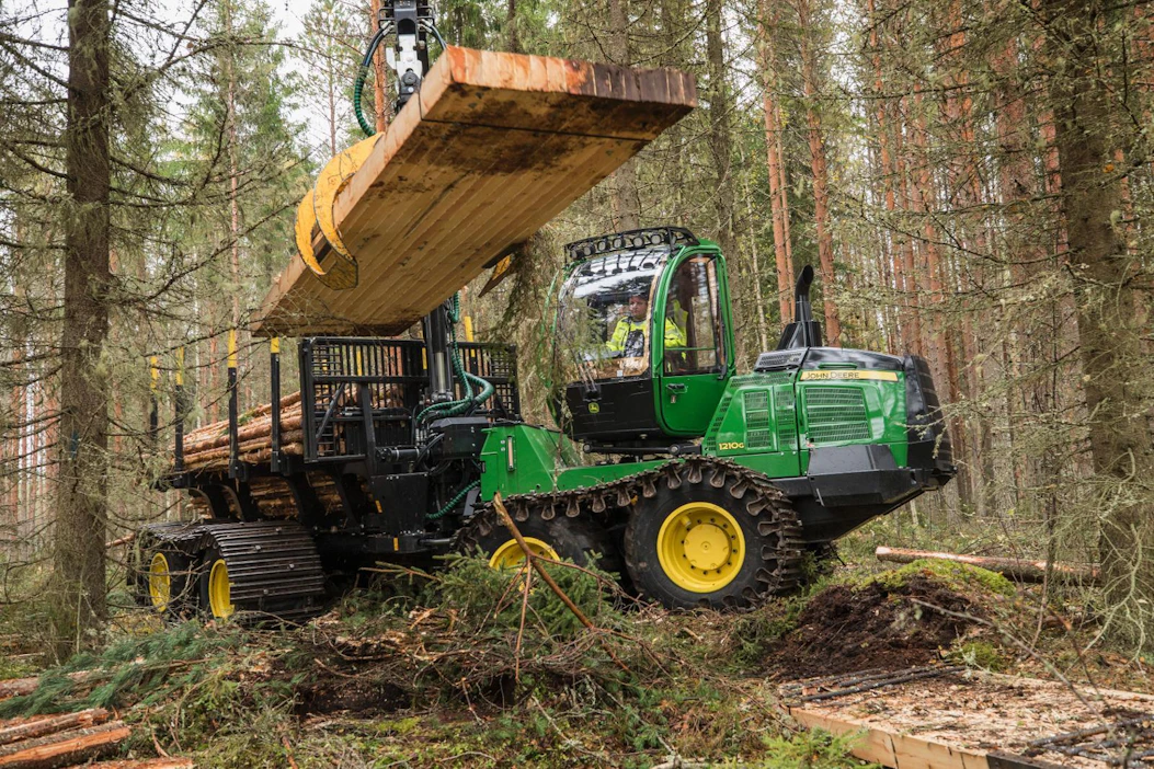 Uusinta uutta ovat puusta tehdyt ajosillat. Metsäkoneenkuljettaja Mika Vikström nosti ajosiltaa ojan päälle korjuunäytöksessä Haukivuorella Mikkelissä torstaina.