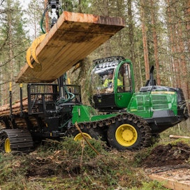 Uusinta uutta ovat puusta tehdyt ajosillat. Metsäkoneenkuljettaja Mika Vikström nosti ajosiltaa ojan päälle korjuunäytöksessä Haukivuorella Mikkelissä torstaina.