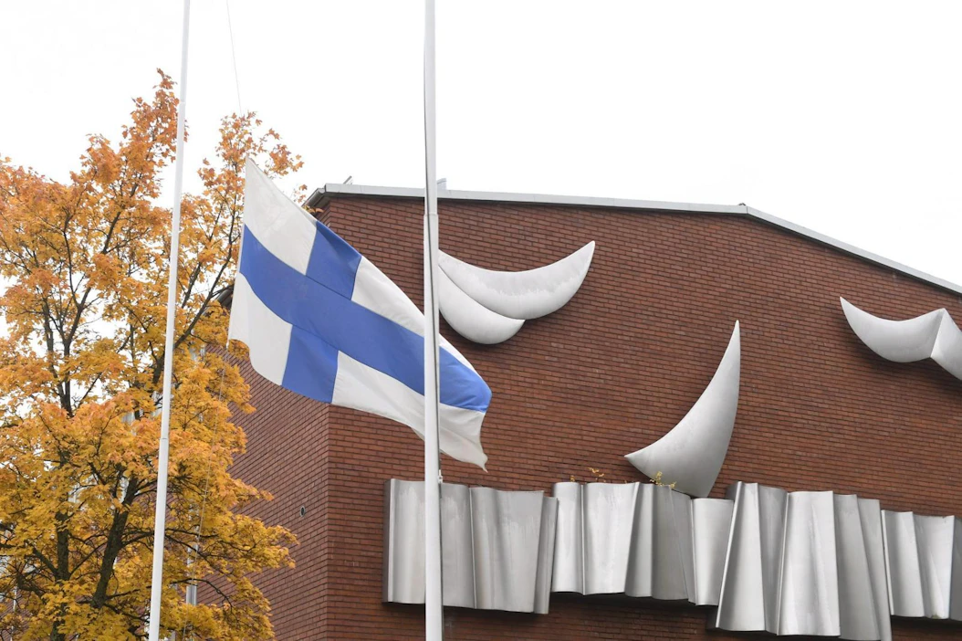 Suomessa järjestetään huomenna suruliputus Kuopion kouluhyökkäyksen vuoksi. Savon ammattiopiston toimipisteessä liput olivat puolitangossa jo tänään. LEHTIKUVA / VESA MOILANEN