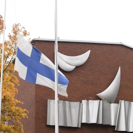 Suomessa järjestetään huomenna suruliputus Kuopion kouluhyökkäyksen vuoksi. Savon ammattiopiston toimipisteessä liput olivat puolitangossa jo tänään. LEHTIKUVA / VESA MOILANEN