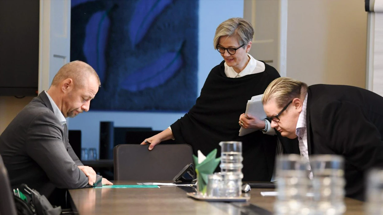 Metsäteollisuuden ja Teollisuusliiton edustajat istuvat taas tänään neuvottelupöytään. Kuvassa Metsäteollisuus ry:n työmarkkinajohtaja Jyrki Hollmén (vas.), valtakunnansovittelija Vuokko Piekkala ja Teollisuusliiton ensimmäinen varapuheenjohtaja Turja Lehtonen. LEHTIKUVA / Jussi Nukari