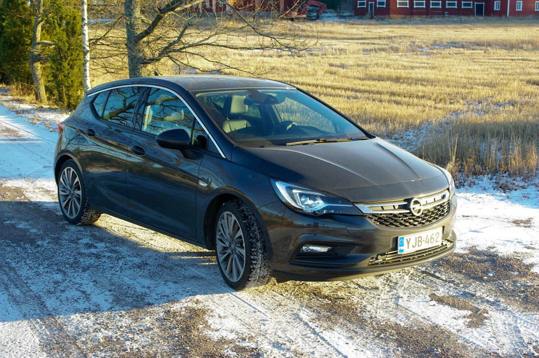 Vuoden autoksi Suomessa valitun Opel Astran CO2-päästöt jäävät pienimmillään 90 grammaan kilometrillä.