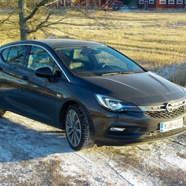 Vuoden autoksi Suomessa valitun Opel Astran CO2-päästöt jäävät pienimmillään 90 grammaan kilometrillä.