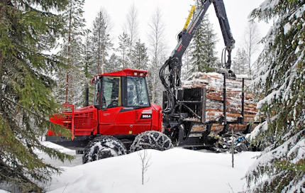 Simon Yli-Kärpässä puut ajetaan metsästä kesäajokelpoisen tiestön varteen hyvissä ajoin ennen kevään kelirikkoa. Ajokonetta kuljettaa Jukka Mänty Tervolasta.