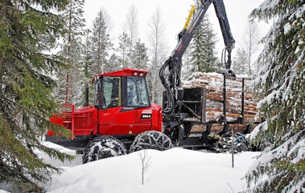 Simon Yli-Kärpässä puut ajetaan metsästä kesäajokelpoisen tiestön varteen hyvissä ajoin ennen kevään kelirikkoa. Ajokonetta kuljettaa Jukka Mänty Tervolasta.