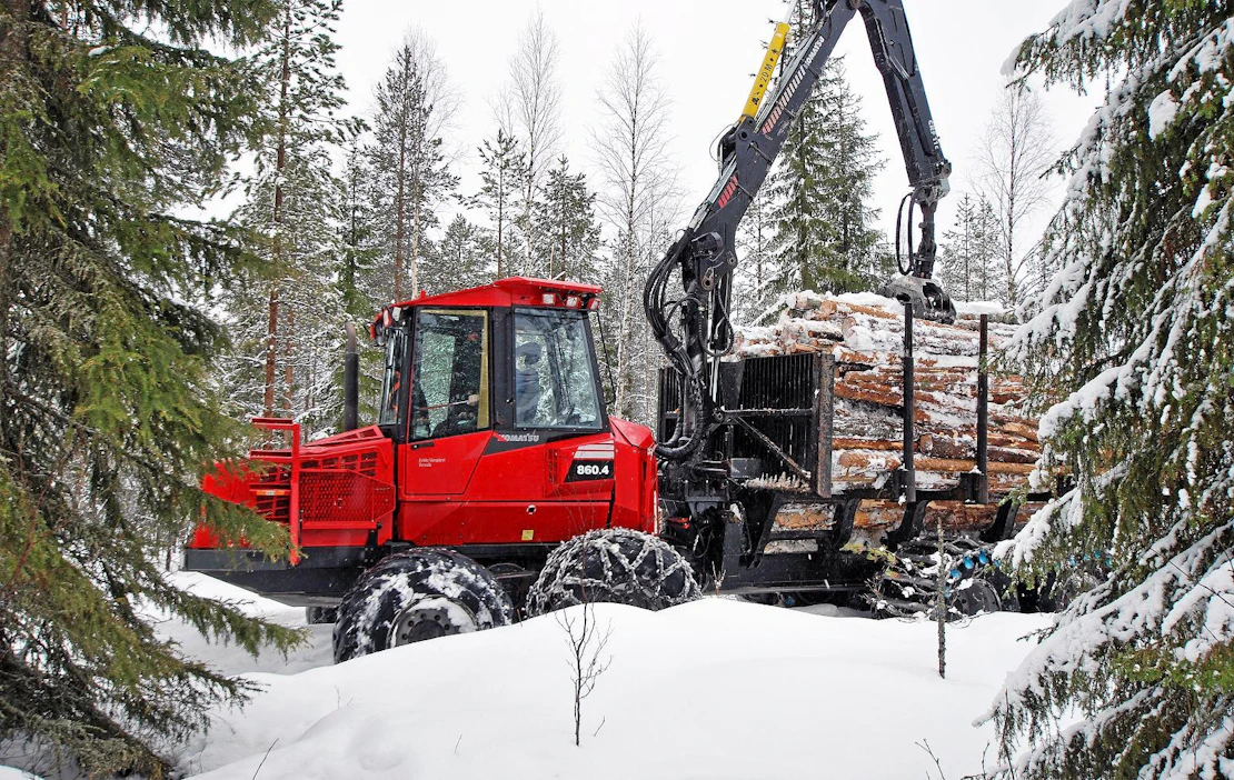 Simon Yli-Kärpässä puut ajetaan metsästä kesäajokelpoisen tiestön varteen hyvissä ajoin ennen kevään kelirikkoa. Ajokonetta kuljettaa Jukka Mänty Tervolasta.