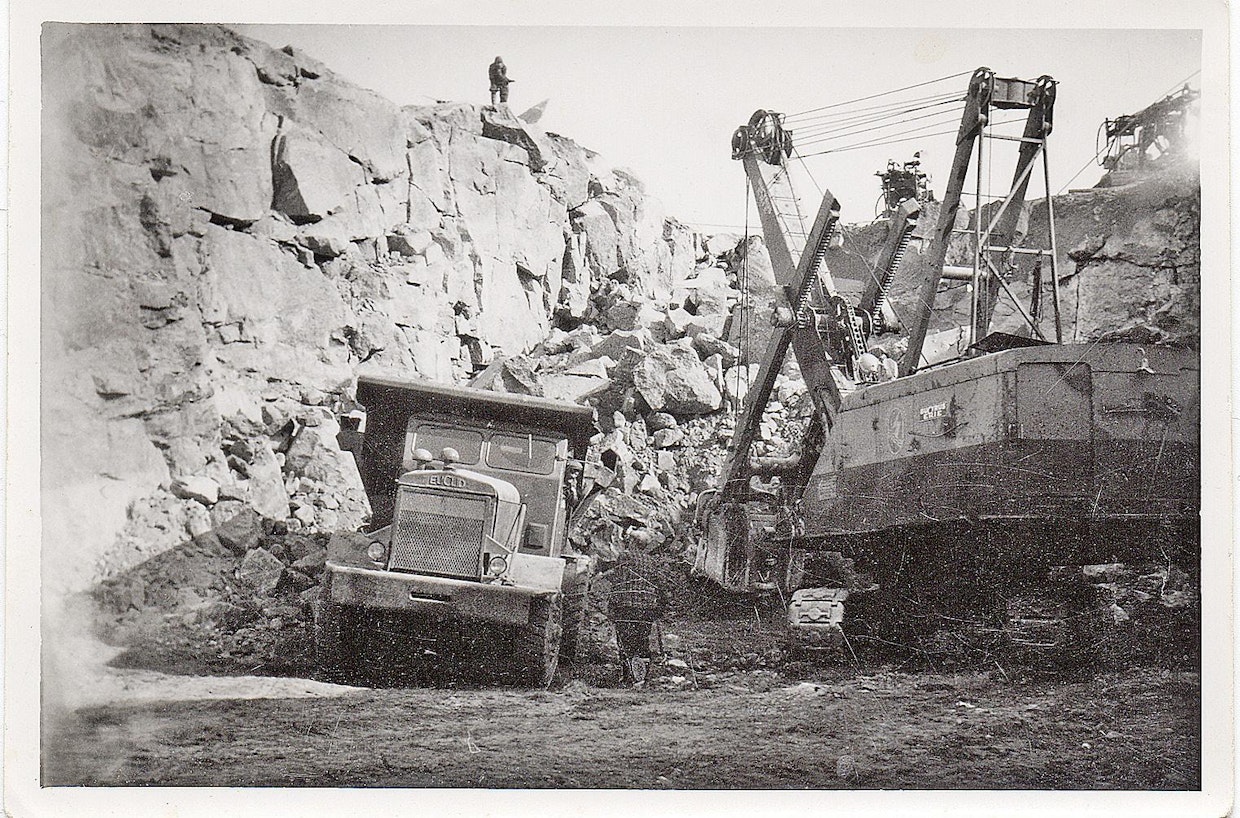 Bucyrus Erie 54 oli USA:ssa valmistettu noin 70 tonnin kaivinkone, jota käytettiin voimalaitostyömailla sekä pistokaivinkoneena louheen lastauksessa että ristikkopuomilla varustettuna laahakaivinkoneena.