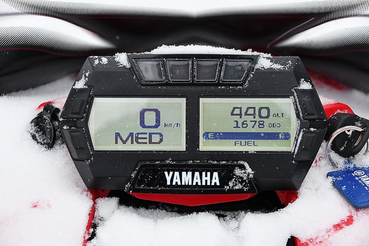 Yamahan mittariston vasemman puolen näytössä näkyy jousituksen asetus mediumille.