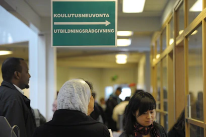 Esimerkiksi maahanmuuttajien ja vähän koulutettujen pitäisi voida mennä töihin työehtosopimuksia heikommalla palkalla, sanoo enemmistö HS:n kyselyyn vastanneista.