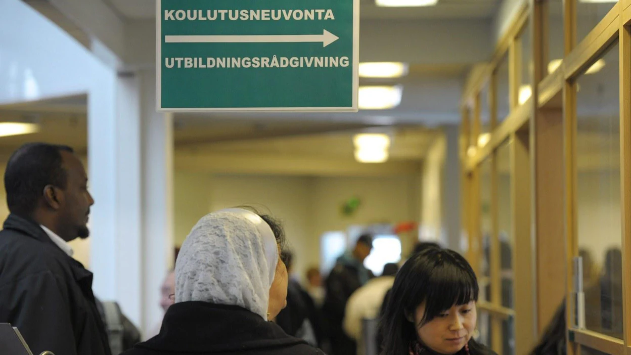 Esimerkiksi maahanmuuttajien ja vähän koulutettujen pitäisi voida mennä töihin työehtosopimuksia heikommalla palkalla, sanoo enemmistö HS:n kyselyyn vastanneista.