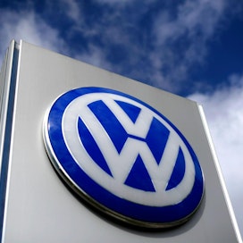 Saksalainen autovalmistaja Volkswagen ei todennäköisesti saavuta EU:n päästövähennysmääräyksiä ennen kuin vuonna 2022. LEHTIKUVA/AFP