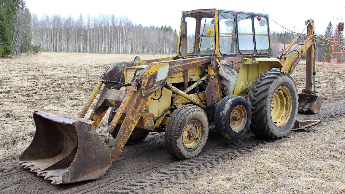 MF/James-yhdistelmän peruskone, MF165:n teollisuusversio 3303, on toimintakuntoinen, mutta moottorissa on öljyvuotoja ja siitä kuuluu ylimääräinen ääni, jonka syy löytyi vuotavasta venttiilistä. Toimimaton tehostin, väljät olka-akselit ja jumittuvat jarrutkin vaativat huomiota.
