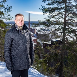 Suomen Metsäsäätiön puheenjohtaja Sauli Brander on erityisen ylpeä säätiön mahdollistamasta nuorisotyöstä. Säätiön rahoituksella pystytään järjestämään esimerkiksi kouluille bussikuljetuksia metsäalaa esitteleviin retkipäiviin.