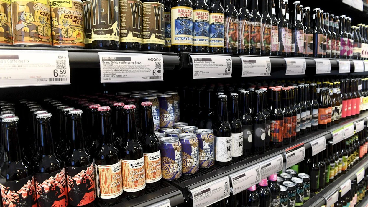 70 prosenttia aikuisista arvioi alkoholin ostamisen alaikäisille olevan hyvin tai melko yleistä. Kuitenkin 80 prosenttia sanoo, ettei ole koskaan itse ostanut alkoholia alaikäisille. LEHTIKUVA / VESA MOILANEN