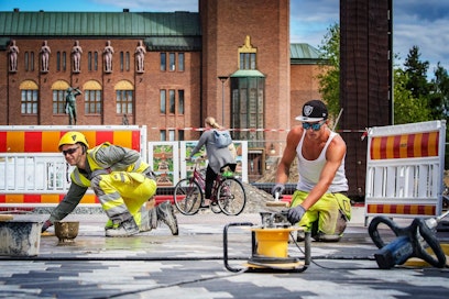 Pohjois-Karjalan työllisyysaste on nousussa. Virolaiset työntekijät Taivo Tabur ja Cristo Pill tekivät katutöitä Joensuussa. Taivo kertoi tulleensa kesän ajaksi töihin Joensuuhun. Cristo kertoi sanonut asuneensa jo viisi vuotta suomessa ja nyt on ensimmäinen vuosi menossa Joensuussa.