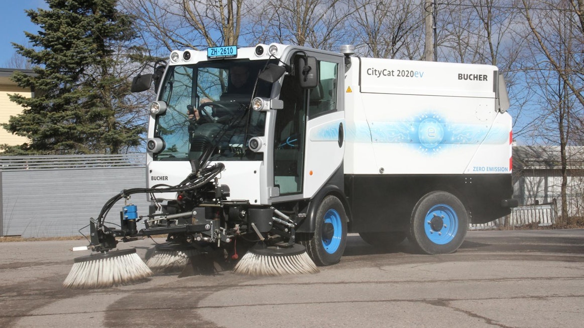 Bucher CityCat 2020EV on ensimmäinen täyssähköinen, vastaavan dieselmoottorilla varustetun mallin kokoinen ja saman työsyklin tarjoava kone.