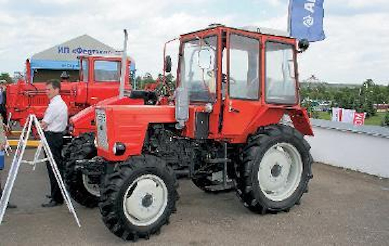 Vladimirin tehdas teki 1988 miljoonannen traktorinsa, mutta toinen miljoona saattaa olla tiukassa. Mallistoon kuuluu nyt 10 mallia tehoiltaan 32–48 hv, kuvassa ilmajäähdytteinen 2-sylinterinen 36 hv:n VTZ- T30A, joka on säilynyt 4-vetoa lukuun ottamatta liki muuttumattomana lähes 40 vuotta.