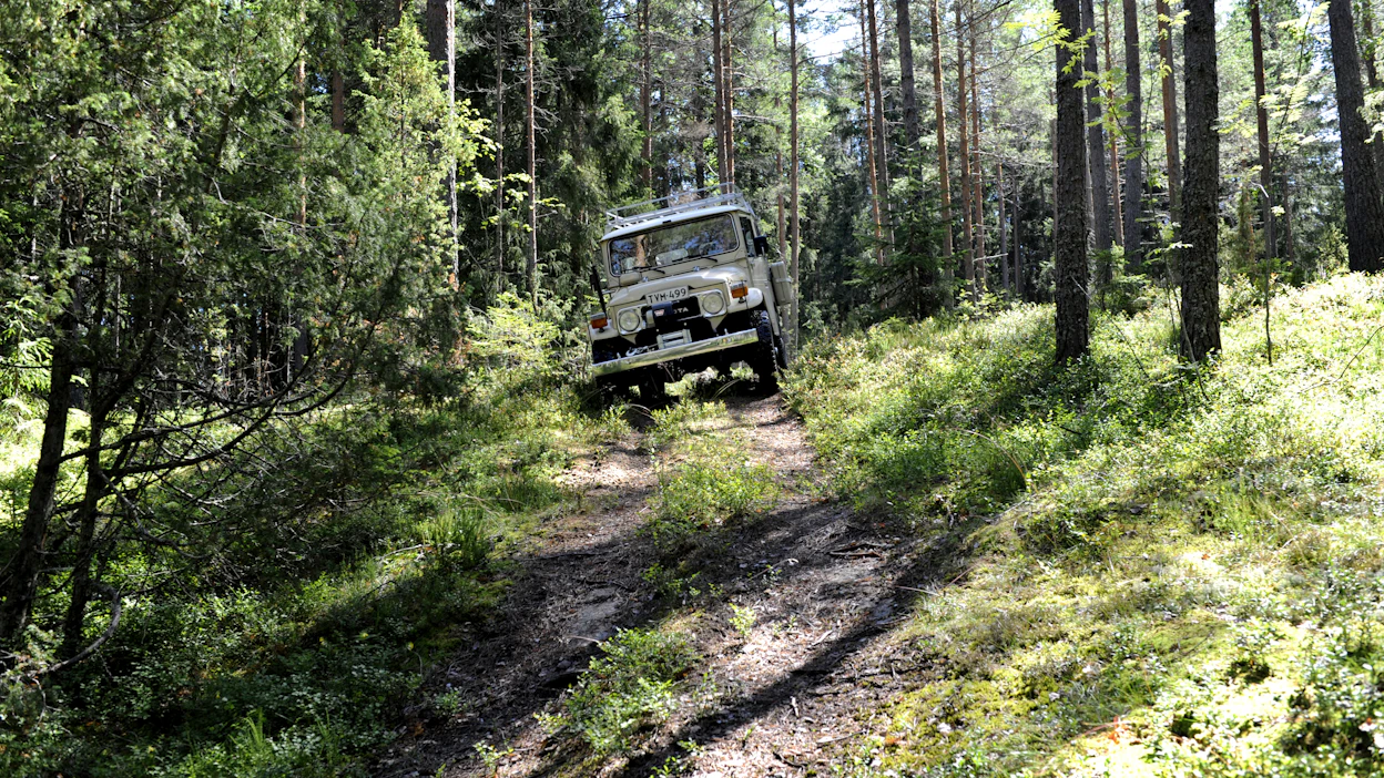 Veteraani-ikään ehtinyt Toyota Land Cruiser palveli aikoinaan rakennusliike YIT:n työmaalla Irakissa. Reijo osti auton 30 vuotta sitten.