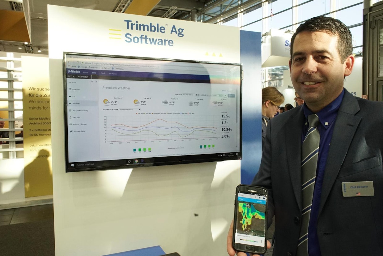 Trimble Ag yhdistää Farm Works, Connected Farms ja Agri-Data -ohjelmat. Itse tuotannon hallinnan ohella on mukana myös tuotannon jäljitettävyyden ja esim sääpalvelun sekä satelliittikuvantamisen osiot. Clint Dotterern – itsekin farmari – esittelemässä.