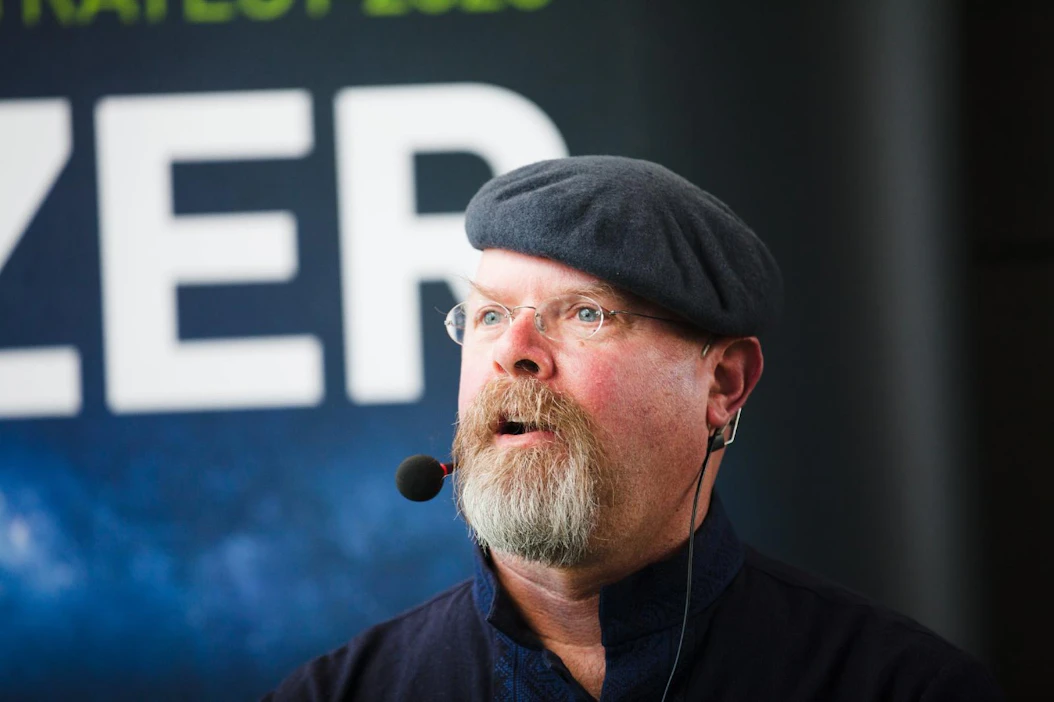 Jamie Hyneman tunnetaan parhaiten Discovery Channelin Myytinmurtajat-tiedeohjelman (2006–2016) juontajana ja tuottajana.