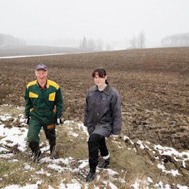 Luomuviljelijä Martti Mäkelän pellot saivat maanantaina lumipeitteen. Espoolainen Nadia Korkman on Tuomelan luomumaitotilalla kesätöissä.