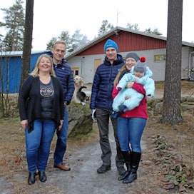 Maatalousyhtymä Siiverinmäen muodostavat Marianne ja Jorma Hanhimäki sekä Annakaisa ja Matti Aspila. Mukana menossa myös pikkuneiti Ainomari.