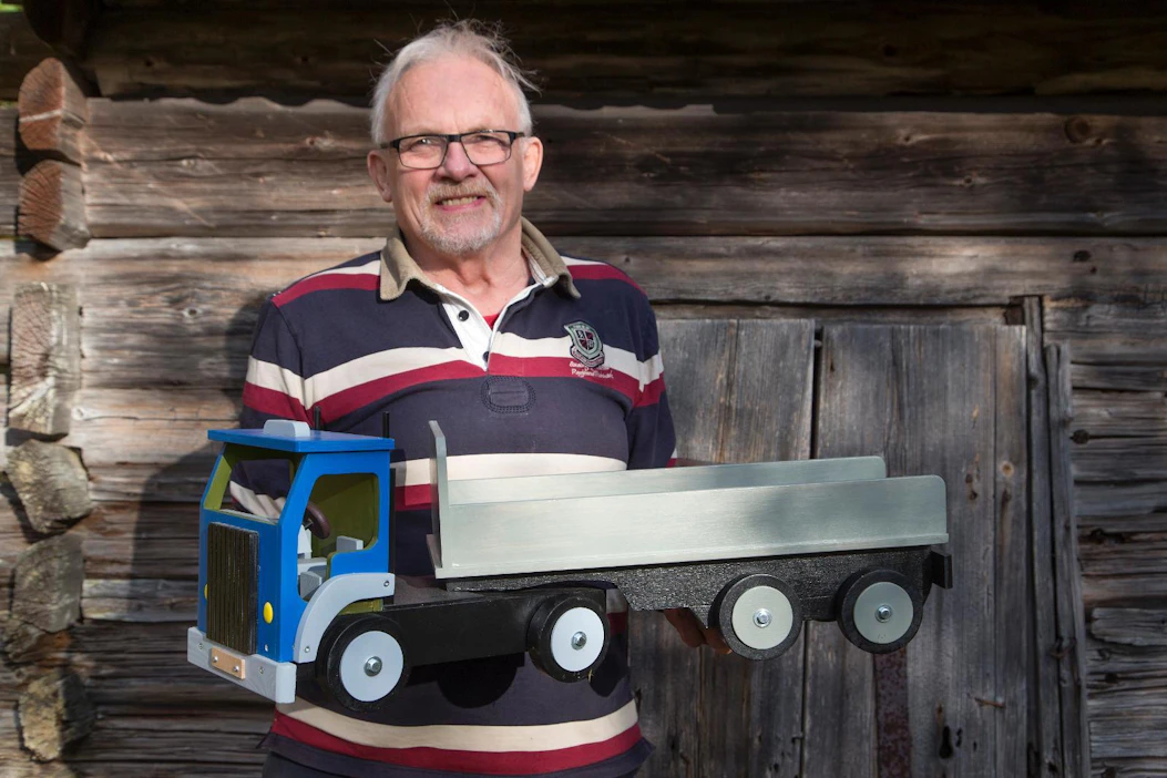 Torolf Cederlöfin oma lapsuuslelu oli puinen kuorma-auto. Nyt hänen valmistamaansa rekkaa on hankittu leluksi ja autokouluun opetusvälineeksi.