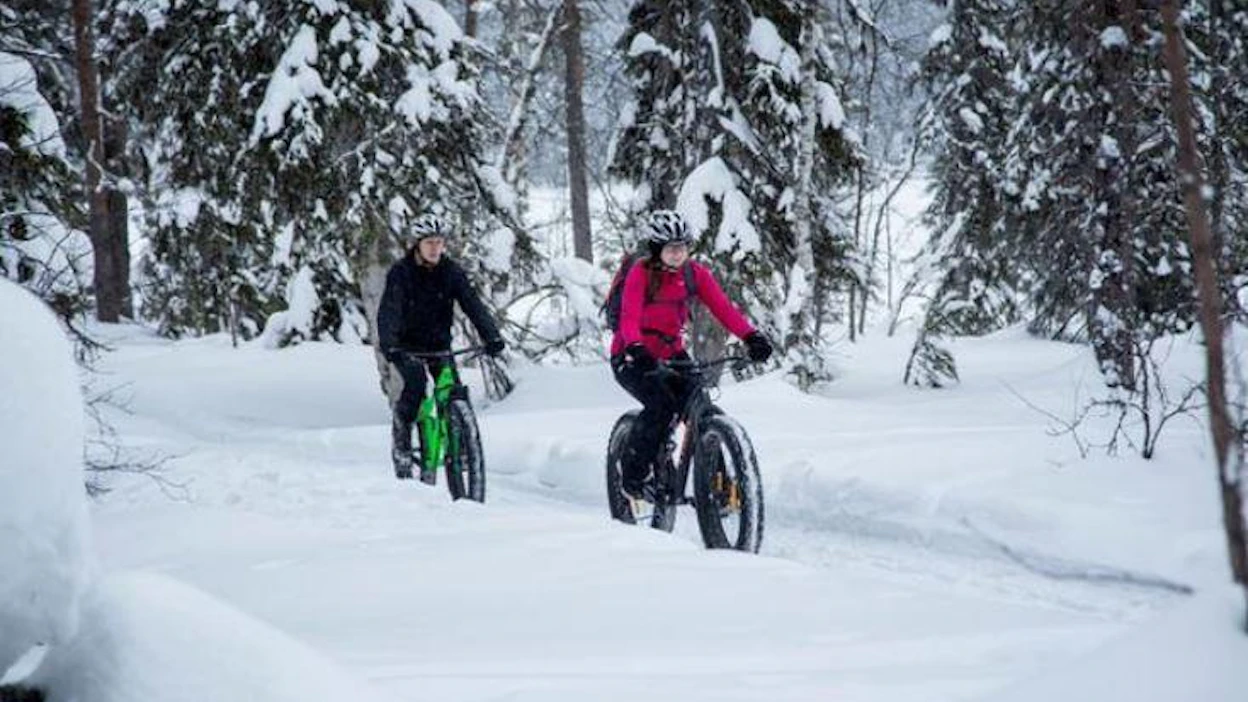 Pallas-Yllästunturin kansallispuistossa voi harrastaa maastopyöräilyä talvellakin.