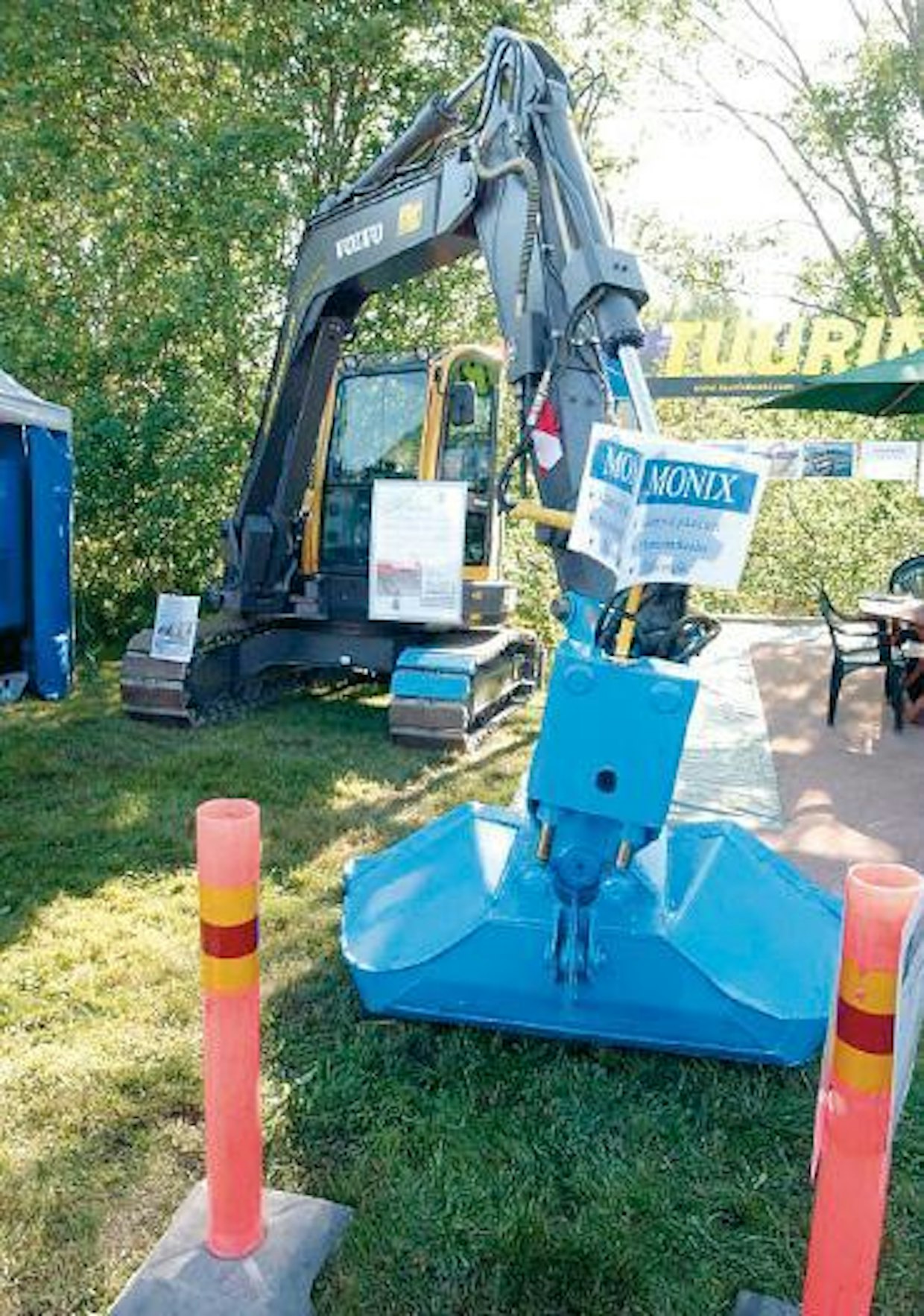 Tuurinkoski-yhtymä Oy esitteli 60 astetta molempiin suuntiin kääntyvän Monix-merkkisen hydraulisen pikaliitin–kauhankääntäjä -yhdistelmän. Laitteesta on kaksi kokoluokkaa, NTP 10 ja NTP 5 yhteensopivat. Aiemmin esiteltyjä tuotteita ovat helposti kiinnitettävät sileät telalapun päälliset, jotka mahdollistavat asfaltilla liikkumisen pintaa rikkomatta ja monitoimikauha, jolla voi kaivaa kapeaa kaapeli- tai vesijohto-ojaa ja tasata helposti jäljet kauhaa vaihtamatta. (IS)