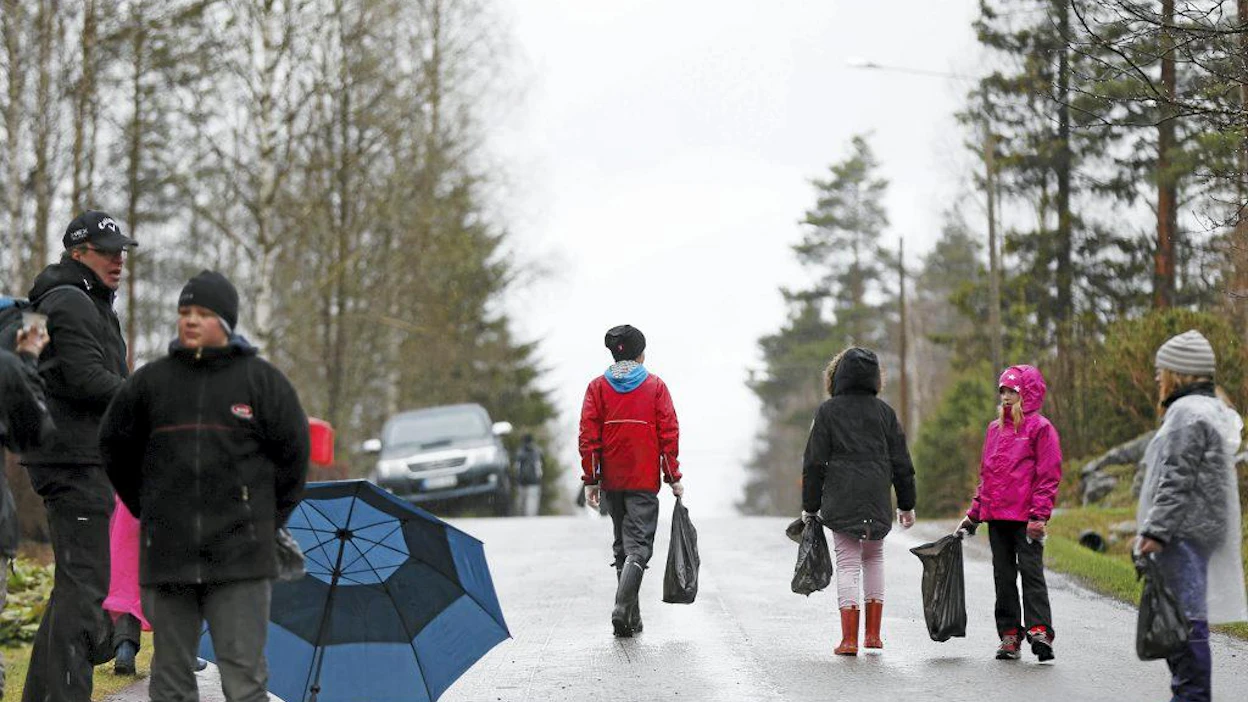 Korpitien koulun neljäsluokkalaiset keräsivät roskia tienvieriltä Paltamon pitäjä puhtaaksi -päivänä keskiviikkona.