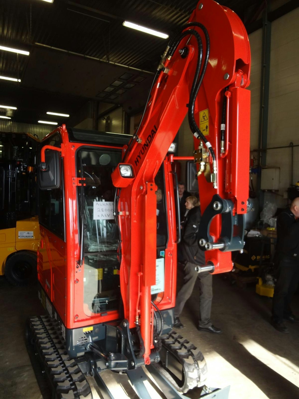 Hyundai R18-9 oli esimerkkinä mahdollisuudesta saada kone asiakkaan värillä maalattuna. Saatavana on RAL-värikartan sävyt ja mahdollisuus kattaa Hyundailta tehdastilauksena ostetut koneet.