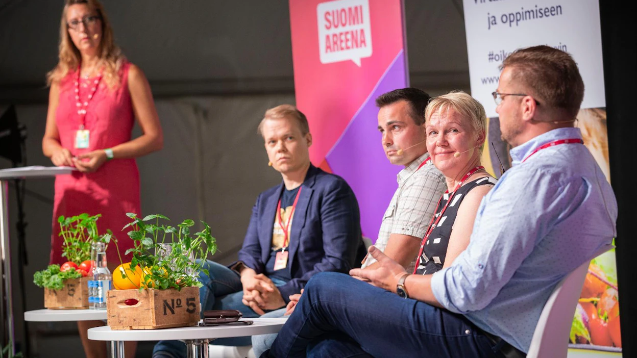 SuomiAreenassa keskusteltiin soteruokapalveluiden laadusta ja vastuullisuudesta. Kaikki panelistit olivat yhtä mieltä, että lähiruokaa tulisi lisätä julkisiin ruokapalveluihin. Keskustelemassa olivat oikealta Pertti Hakanen, Terhi Löfstedt, Juha Tenho sekä Tuomas Nurmela. Tapahtuman juonsi Eija Mansikkamäki.