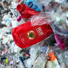 Komissio pyrkii lisäämään muovin kierrätystä ja muovipakkausten uudelleenkäyttöä sekä kierrätettävyyttä vuoteen 2030 mennessä.