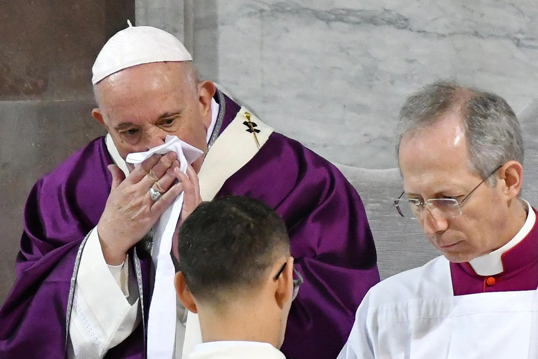 Paavi Franciscus oli jo aiemmin viikolla vaikuttanut vilustuneelta. Hänet nähtiin niistämässä nenäänsä ja yskimässä keskiviikon messussa, ja lisäksi hänen äänensä oli käheä.