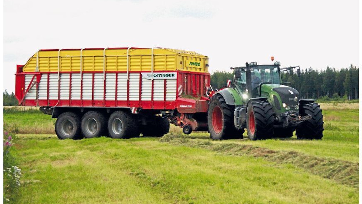 Tapio Ylelän Pöttinger 10010 -noukinvaunun ja Fendt 936 -traktorin yhdistelmä on vaikuttava  ilmestys. Vaunu on 12 m pitkä, kuormatilan koko on 47,5 kuutioita  ja vetokoneessa on 360 hevosvoimaa.