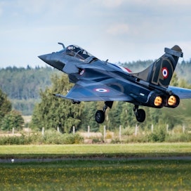 Kauhava Airshow toi entisen lentosotakoulun kentälle muun muassa ranskalaisen Dassault Rafalen.