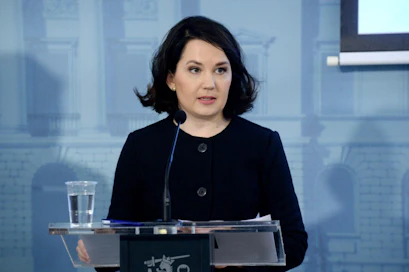 Opetus- ja kulttuuriministeri Sanni Grahn-Laasonen (kok.) sanoo, että hallitus panostaa opettajien täydennyskoulutukseen ja koulutukseen, jolla pyritään parantamaan oppilaiden asenteita luonnontieteisiin ja matematiikkaan.