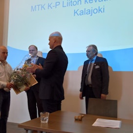 MTK-Keski-Pohjanmaa palkitsi vuoden työssäoppimistilaksi Sanna ja Mika Kiviojan tilan.