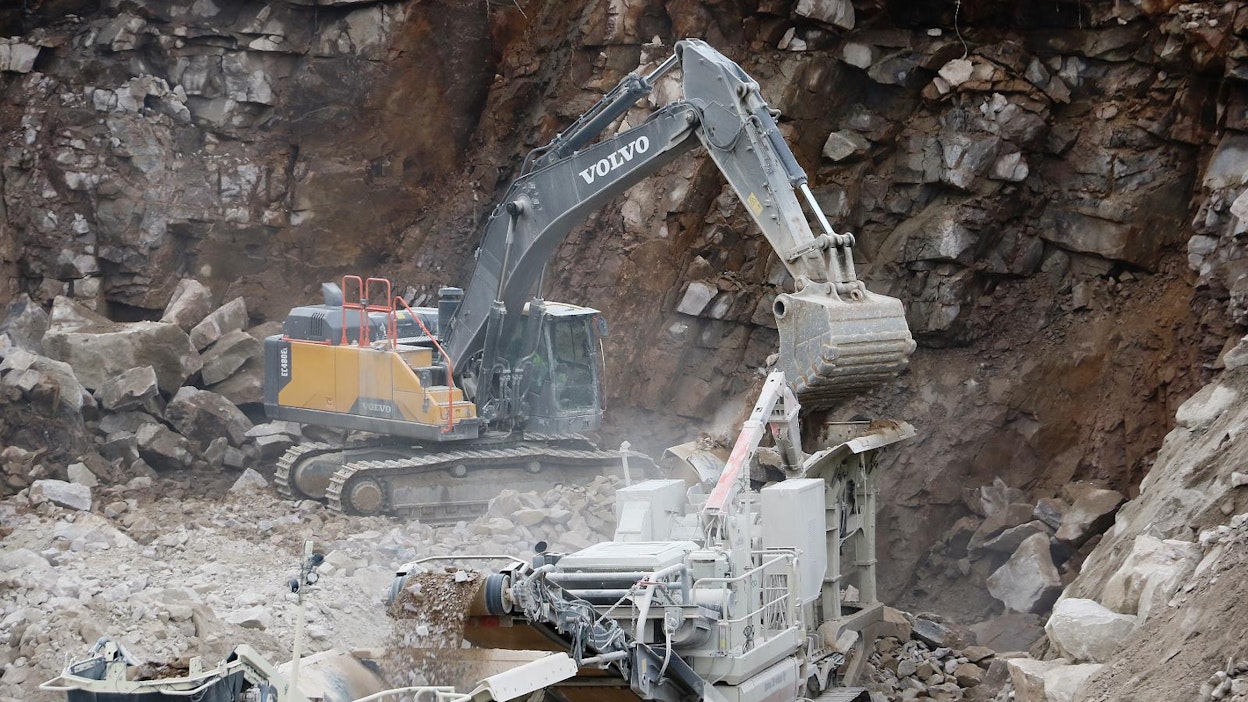 Savon Murskaus käyttää syöttökoneena Volvo EC480E -kaivinkonetta.