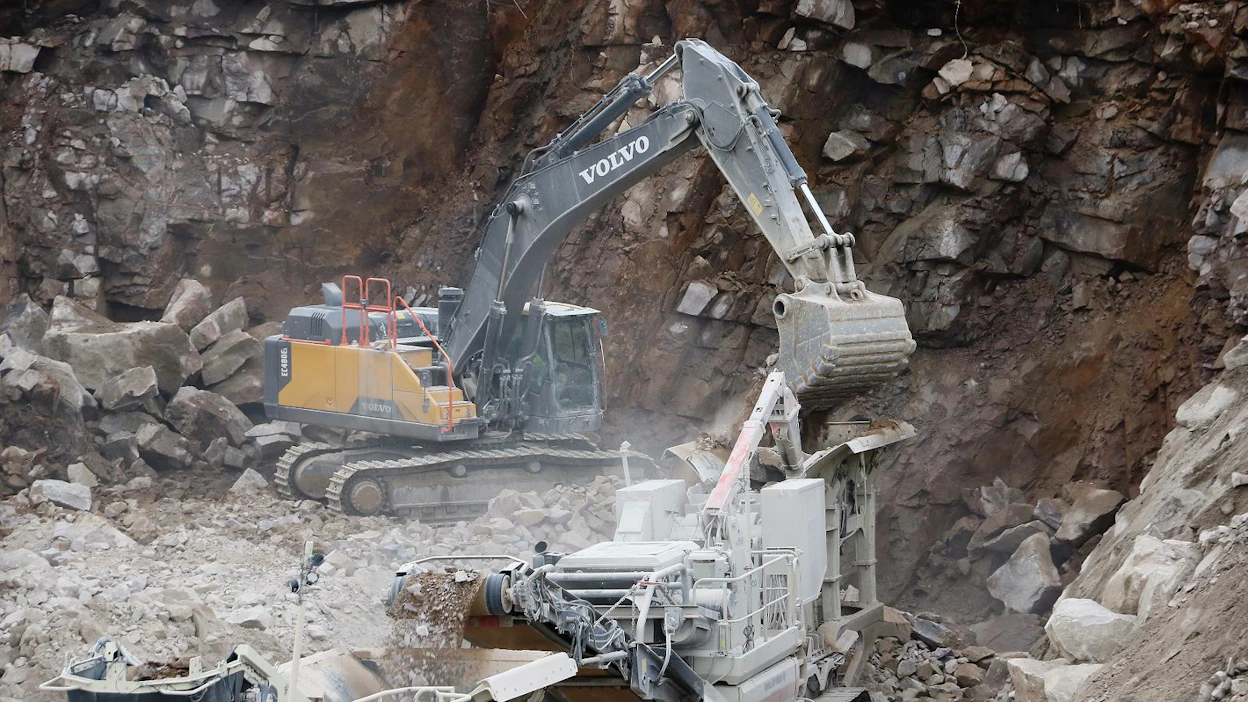 Savon Murskaus käyttää syöttökoneena Volvo EC480E -kaivinkonetta.