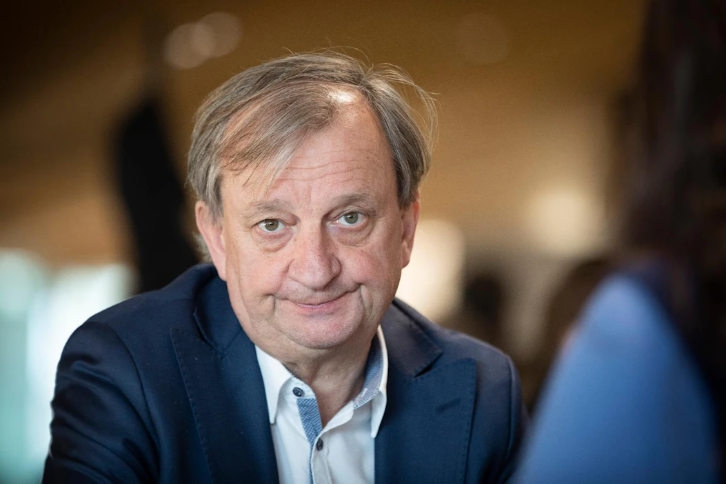 Liike Nytin puheenjohtaja Harry Harkimon suosio nuorten keskuudessa näkyy, kun hän näyttäytyy julkisilla paikoilla. Oodissa häneltä pyydettiin kaiken aikaa nimikirjoituksia.
