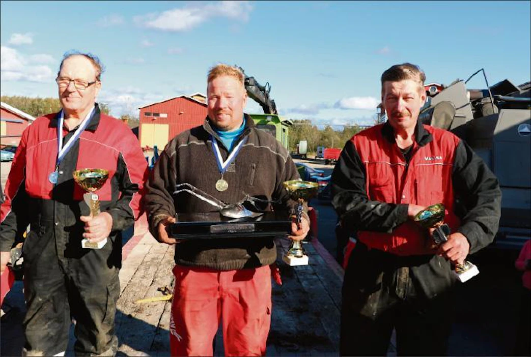 Yleisen sarjan voittajakolmikko lauantaina palkintojenjaon jälkeen. Vasemmalta toiseksi tullut Matti Rautiainen Lohjalta, sarjan voittaja Jarmo Itälehto Ilmajoelta ja kolmanneksi tullut Raimo Kuusela Kouvolasta. Ismo Näkki