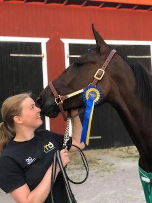 "Annis" Pekonen poseeraa kera Global Bookmakerin voittoisan E3-karsinnan jälkeen. Suomessa Pekonen on luotsannut yhdessä serkkunsa Santtu Raitalan kanssa menestykseen K.P. Salaman ja Anton von Bentzin.