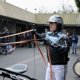 Robert Bergh, 5000 voittoa valmentajana, hevosmiesvelho vailla vertaa. Kuva on Vincennesistä, missä Berghillä on myös paljon menestystä urallaan.