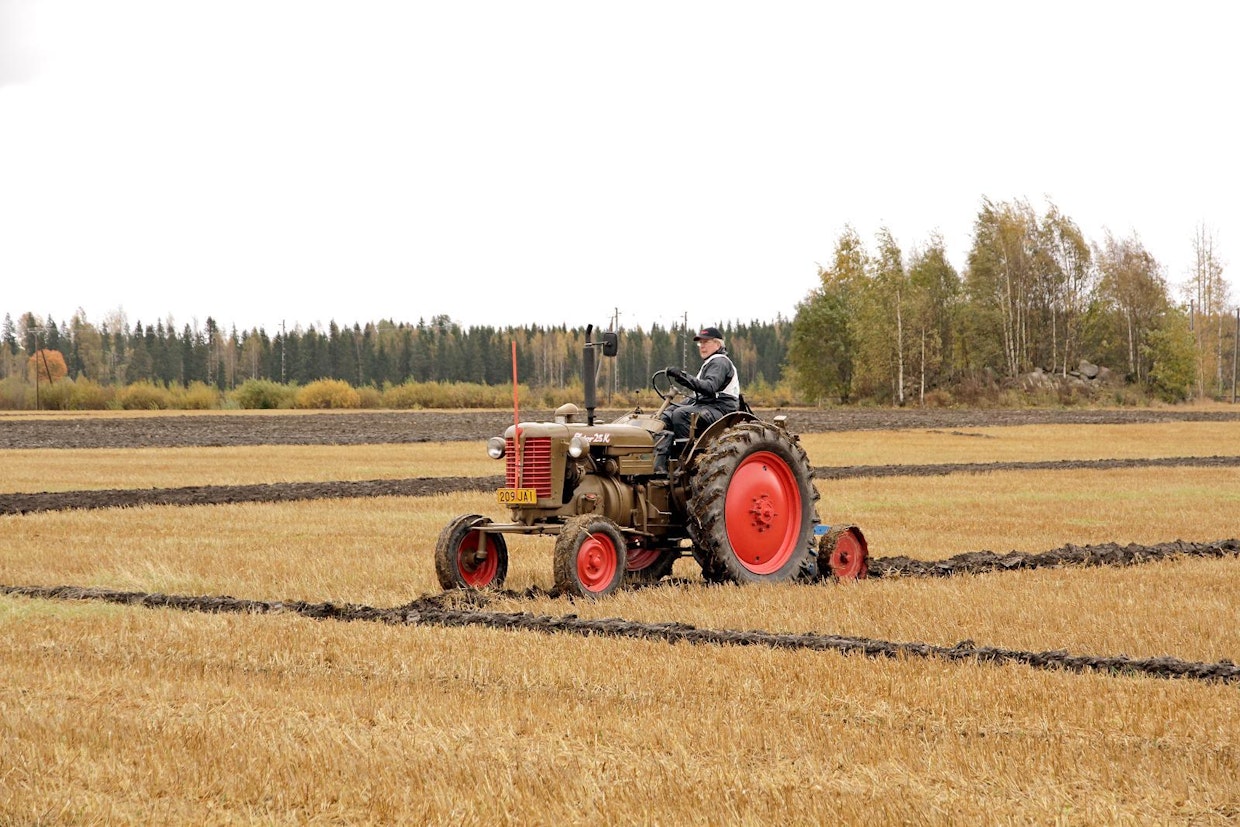 Zetor oli tuontisäännöstelyiden aikaan suosittu traktori. 25-mallia tuotiin maahan niin vihreänä kuin ruskeanakin. Kuvan yksilö osallistui vuoden 2016 SM-kyntöihin Kärkölässä.