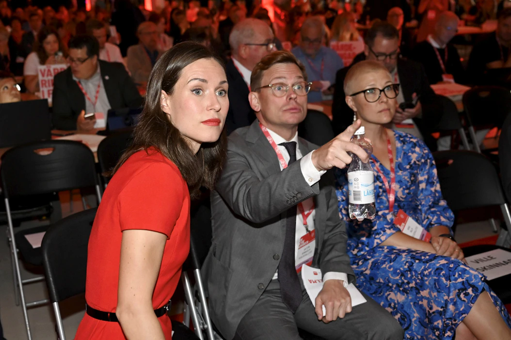 SDP:n puheenjohtajuudesta väistyvä Sanna Marin (vas.) painotti puheessaan, että demokraattisesti valittu poliittinen vallankäyttäjä valitsee jokaisen päätöksen kohdalla sen, kenen puolelle asettuu. LEHTIKUVA / Markku Ulander.