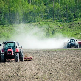 pellon kyntö nurmijärvi Jenni Kaipainen ajaa vasenta traktoria
kyntötyö traktori pelto multa pöllyää