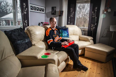 Teemu Haimi soittaa kouvola­laisessa Äijäkanteleet-yhtyeessä. Bändi on tunnettu hauskasta ja rempseästä otteestaan. Vastapainoksi tälle Haimi liittyi juuri Hauankaivajat-kantele­yhtyeeseen, jossa soitetaan mollivoittoisia kappaleita ­hautajaisasuissa. Niillä keikoilla on hymyileminenkin kielletty.