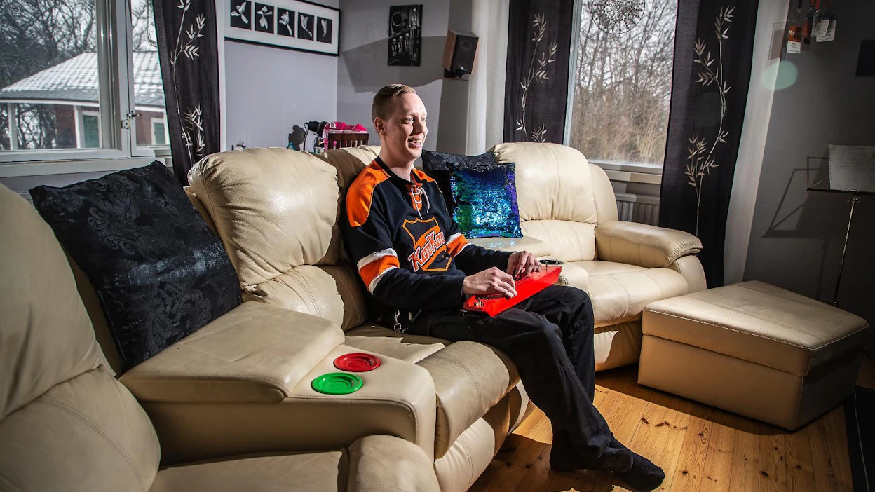 Teemu Haimi soittaa kouvolalaisessa Äijäkanteleet-yhtyeessä. Bändi on tunnettu hauskasta ja rempseästä otteestaan. Vastapainoksi tälle Haimi liittyi juuri Hauankaivajat-kanteleyhtyeeseen, jossa soitetaan mollivoittoisia kappaleita hautajaisasuissa. Niillä keikoilla on hymyileminenkin kielletty.