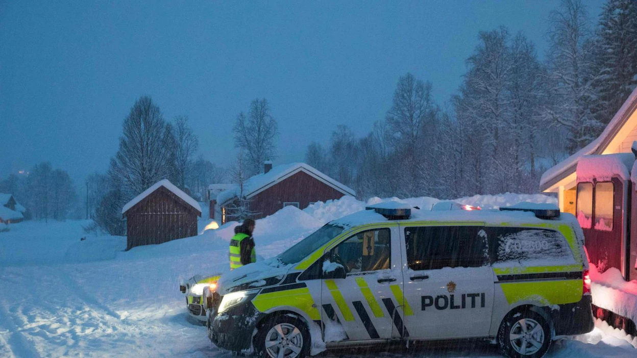 Keskiviikkona kadonnutta nelikkoa ei ole päästy etsimään maassa korkean lumivyöryriskin takia.